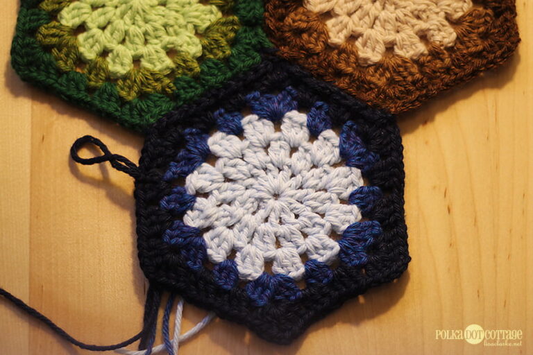 How to connect one granny hexagon to two (or more) others ⋆ Polka Dot